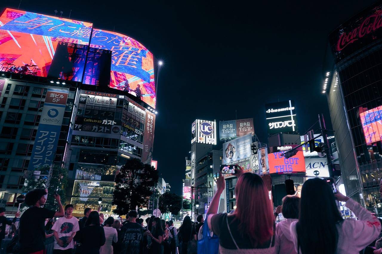サッカー日本代表ユニフォームソング『綺羅』LIVE映像、オランダ戦前夜に渋谷スクランブル交差点で初公開！久保建英「みなさんの声援が必要です」