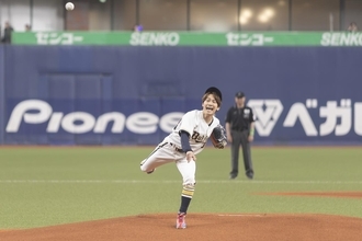 なにわ男子、藤原丈一郎が会心の声出しノーバウンド投球！5年連続5回目の始球式に登場