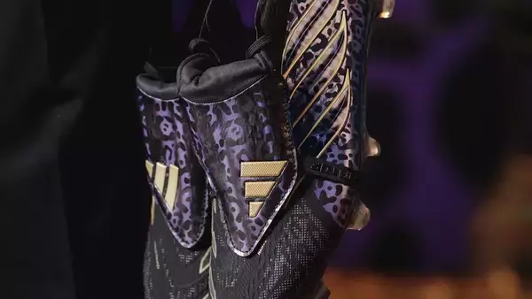 伝説の名選手カカにインスパイアされたスパイクがadidasから登場！妖艶な雰囲気にゴールドのサイン入り