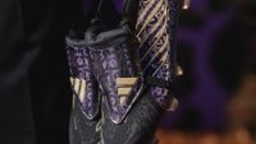 伝説の名選手カカにインスパイアされたスパイクがadidasから登場！妖艶な雰囲気にゴールドのサイン入り