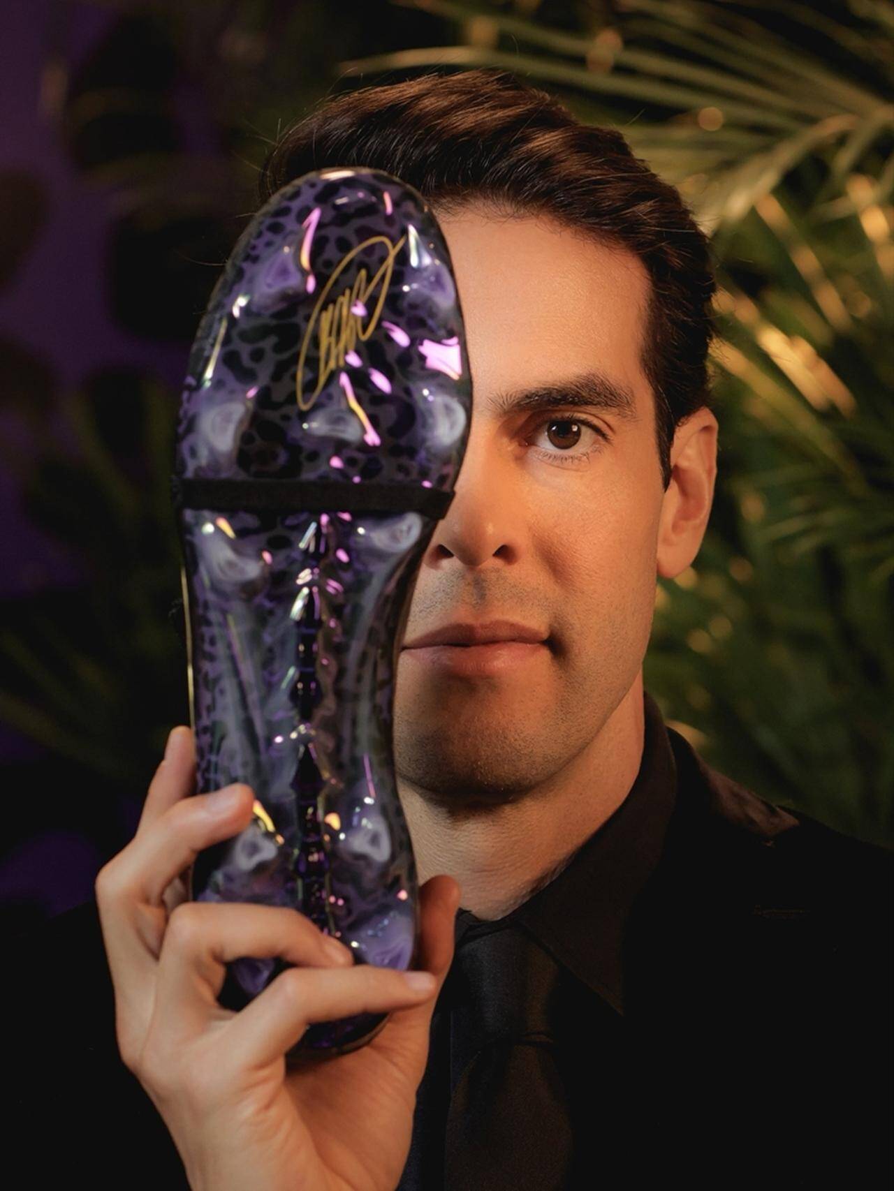 伝説の名選手カカにインスパイアされたスパイクがadidasから登場！妖艶な雰囲気にゴールドのサイン入り