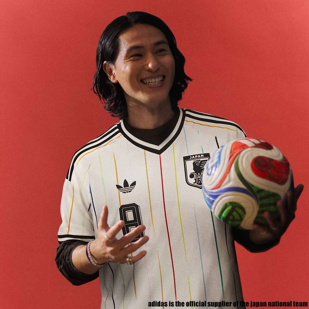 日本代表、W杯に向けた2026新アウェイユニフォームを発表！11色の「不完全なストライプ」をデザイン