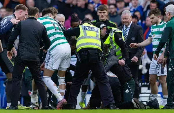 「恥ずべき」日本人出場のセルティック対レンジャーズ戦、試合後にファン乱入で大荒れ！警察と大臣が怒り心頭