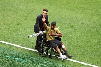 自分を骨折させた相手と車椅子で再開したカナダ代表MF……スタジアムが沸いた理由