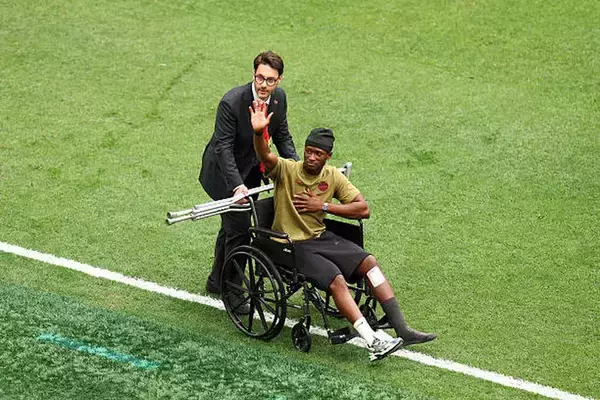 自分を骨折させた相手と車椅子で再開したカナダ代表MF……スタジアムが沸いた理由