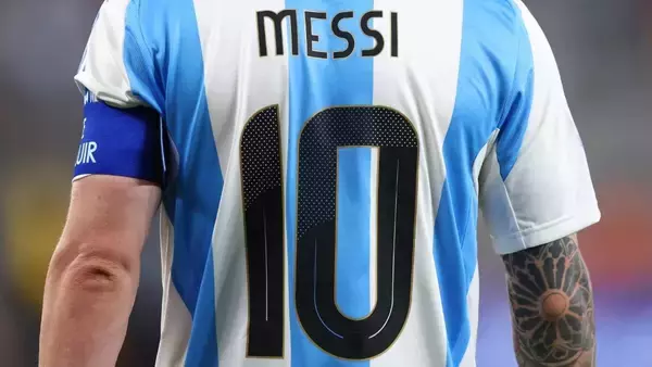 「あの10番のガキ、上手いじゃないか…」W杯でハットトリック・神様メッシを“ガキ扱い”した国民的英雄とは