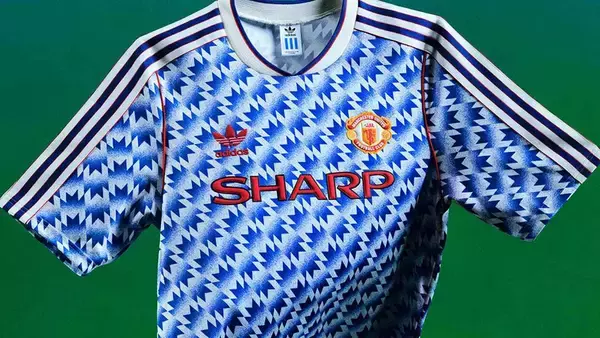 マンチェスター・ユナイテッドに「伝説ユニフォーム」復刻版が登場！90年代の“個性派”がよみがえる