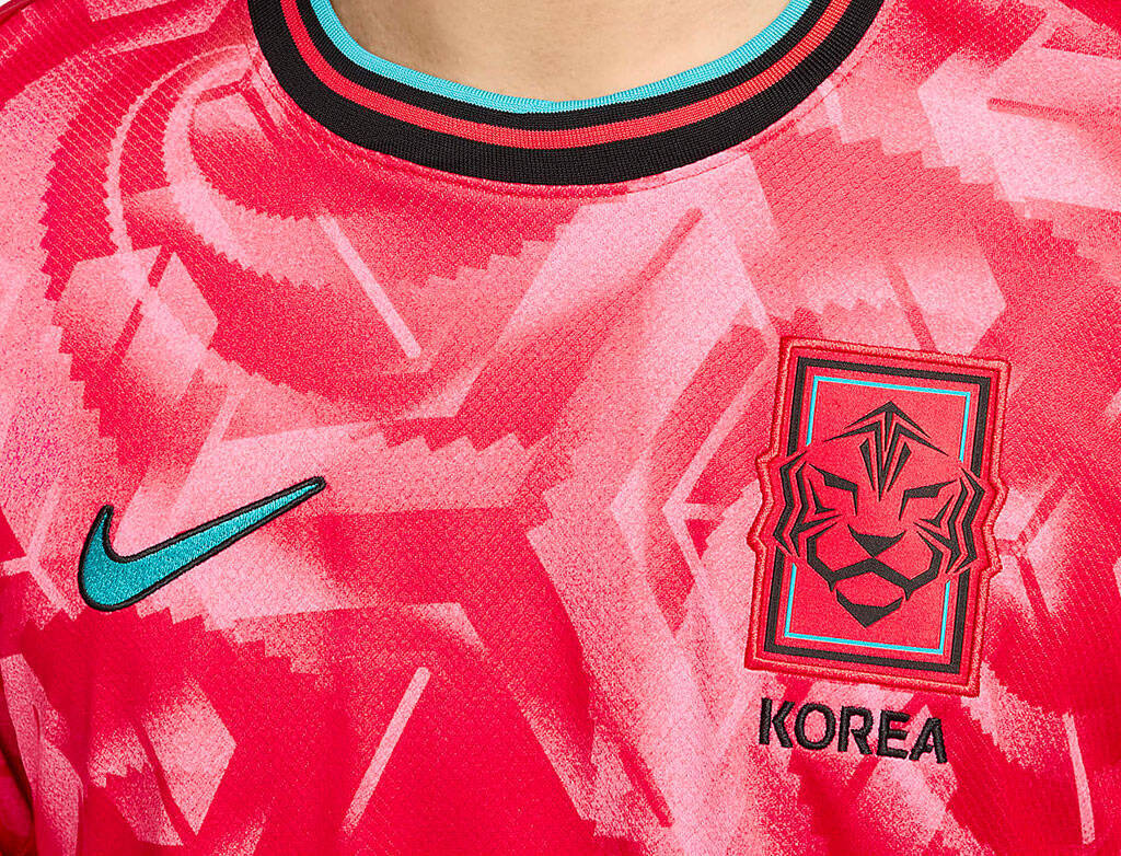 異彩放つ攻めのデザイン！？韓国代表が2024新ユニフォームを発表 「伝統的な建築と工芸品」に触発