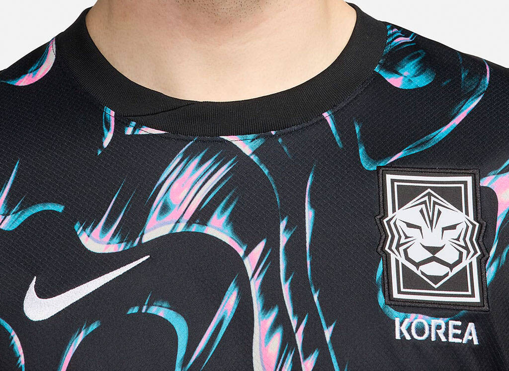 異彩放つ攻めのデザイン！？韓国代表が2024新ユニフォームを発表 「伝統的な建築と工芸品」に触発