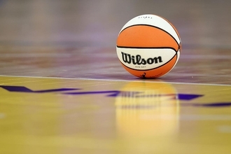 性的玩具投げ込みでWNBAの試合が中断——逃走の男が着ていた"まさかのユニフォーム"