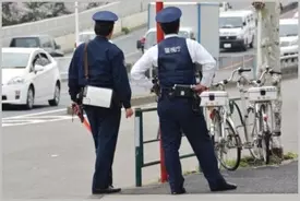 警察官の装備は左利きも拳銃が右腰で警棒は左腰 18年6月7日 エキサイトニュース