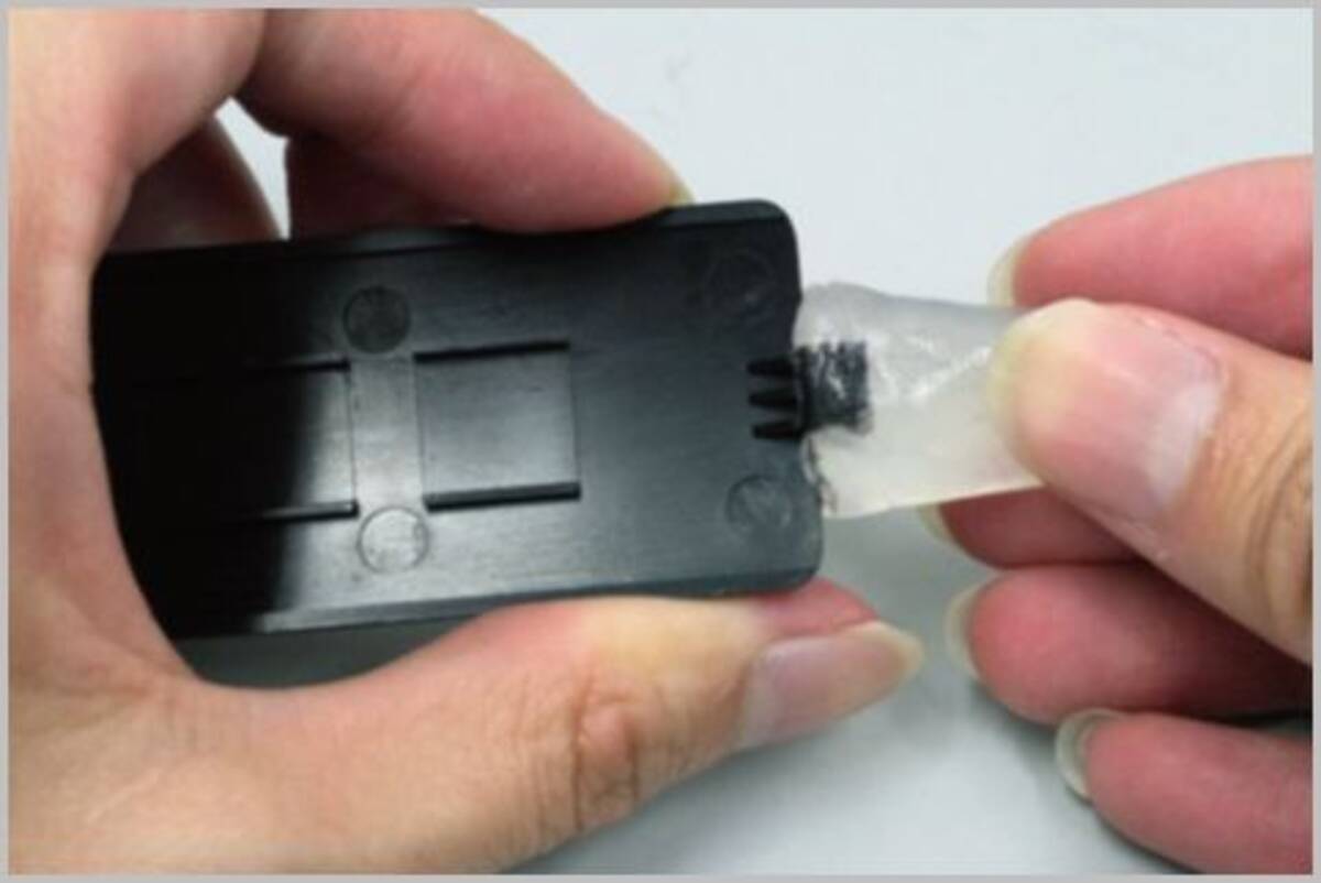 プラリペアで欠けた電池カバーのツメを補修する 18年12月27日 エキサイトニュース