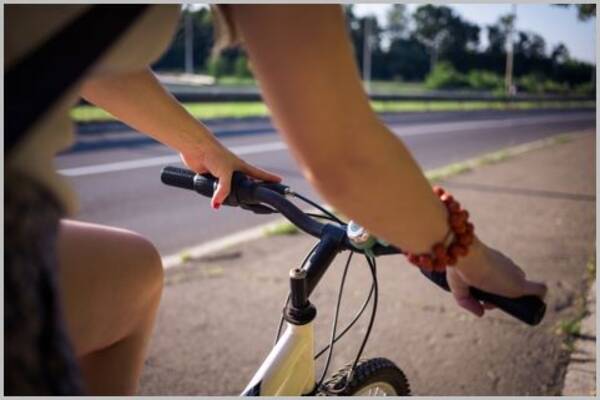 自転車で 道路の右側を走るのは違反