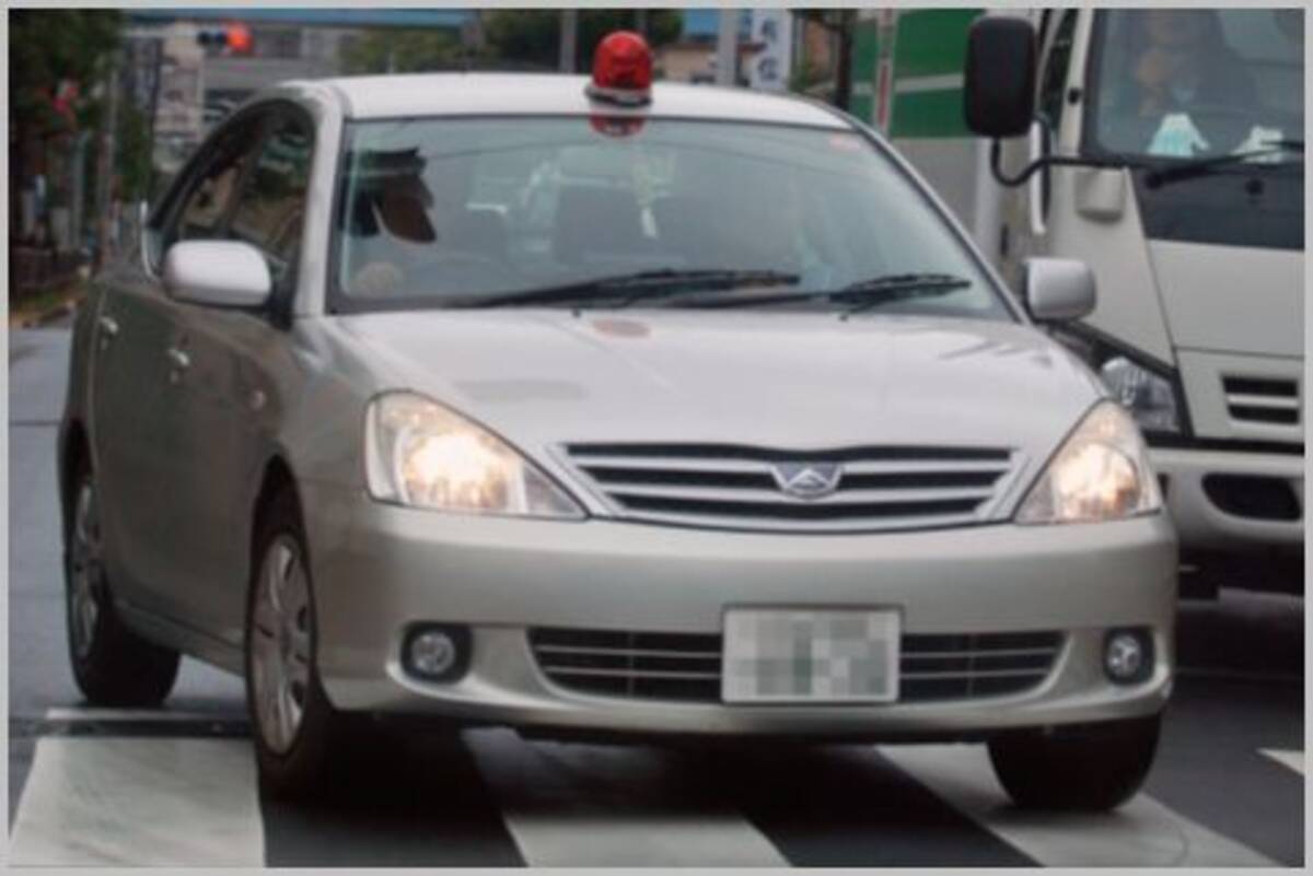 覆面パトカーでもマグネット式の赤色灯は刑事用 19年11月5日 エキサイトニュース