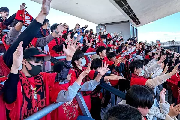 能登半島の子どもたちが“おらが街のスタジアム”で見せた笑顔。サッカーの絆がつないだバスツアー「30年後も記憶に残る試合に」