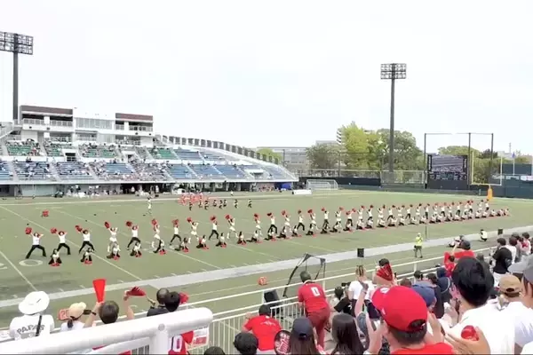 富士通フロンティアーズ40周年。ハーフタイムを彩ったチアリーダー部“歴代70人”のラインダンス