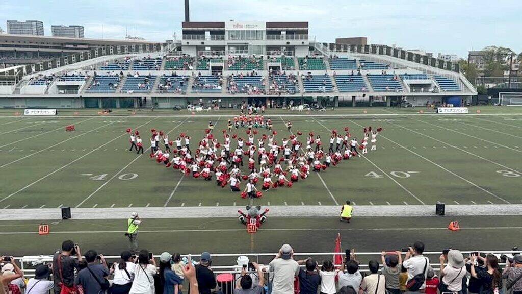 富士通フロンティアーズ40周年。ハーフタイムを彩ったチアリーダー部“歴代70人”のラインダンス
