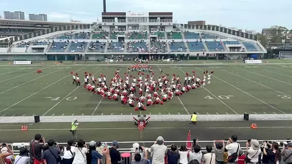 「富士通フロンティアーズ40周年。ハーフタイムを彩ったチアリーダー部“歴代70人”のラインダンス」の画像