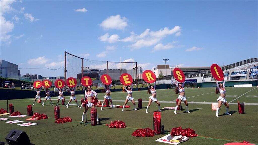 富士通フロンティアーズ40周年。ハーフタイムを彩ったチアリーダー部“歴代70人”のラインダンス