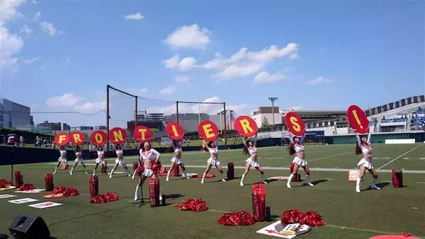 「富士通フロンティアーズ40周年。ハーフタイムを彩ったチアリーダー部“歴代70人”のラインダンス」の画像