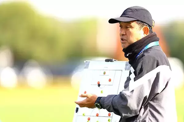 風間八宏のひざを支え、サンフレッチェを変えたトレーナーとの出会い「身体のことは西本さんに聞けばいい」