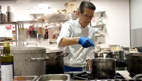 「なでしこジャパン支える“食の戦術”。西芳照シェフが整える短期決戦の食卓「小さい選手も男子並み。だから走れる」」の画像