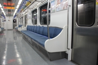 23歳会社員、地下鉄の車内で女性のスカートを切って逮捕「仕事のストレスで」と話す