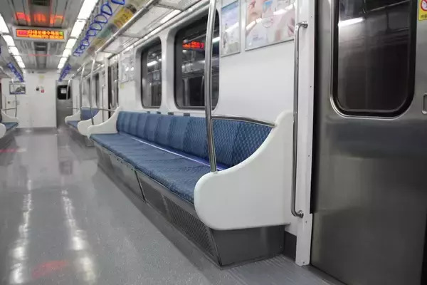 「23歳会社員、地下鉄の車内で女性のスカートを切って逮捕「仕事のストレスで」と話す」の画像