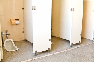 61歳飲食店経営女、公衆トイレに人糞を塗りつけ逮捕「ベビーチェアは汚していない」容疑を否認