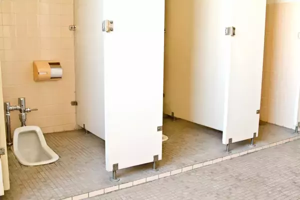61歳飲食店経営女、公衆トイレに人糞を塗りつけ逮捕「ベビーチェアは汚していない」容疑を否認