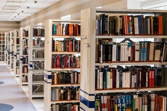 高層ダミー図書館棚だけじゃない、有名な“ダンジョン駅”も 安藤忠雄氏の物議を醸した建築