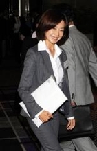 田中美絵子衆院議員 駅構内でのチューを撮られた！