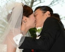 石原さとみと佐藤健が熱愛 人前で何度もキスを重ねるラブラブぶり 12年7月24日 エキサイトニュース