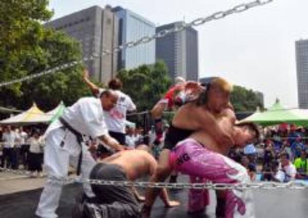 灼熱の日比谷公園に突如出現した ネパール地下プロレス 誰か教えてくれよ 10年8月10日 エキサイトニュース