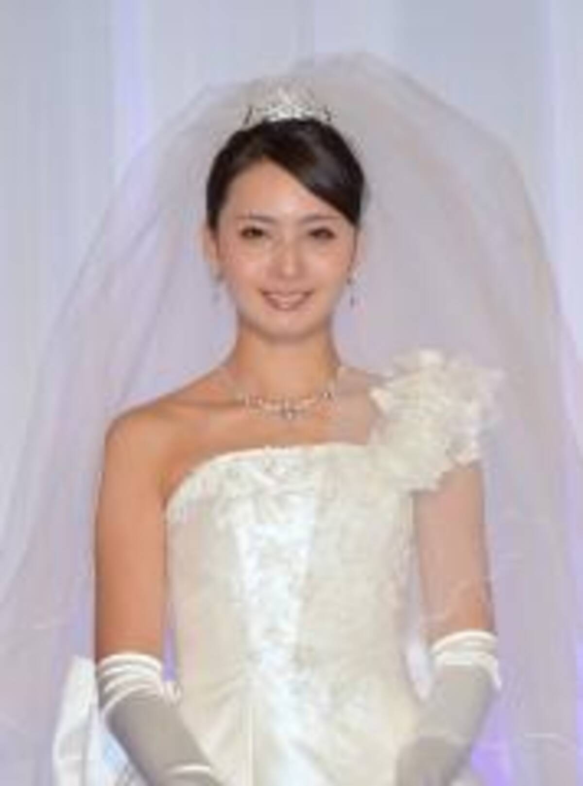 加藤夏希が純白ウエディングドレス姿で結婚式を実演 13年1月15日 エキサイトニュース