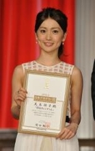日本アカデミー賞で前田敦子がAKB48大島優子を祝福
