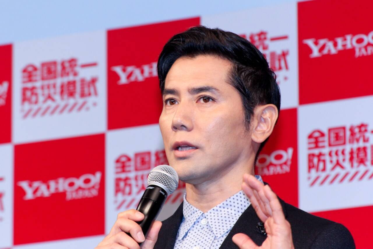 紅白の舞台で とんでもないものから白い液体を顔面に浴びせた本木雅弘 謎の演出の意図は 有名人の消し去りたい 黒歴史 年5月3日 エキサイトニュース