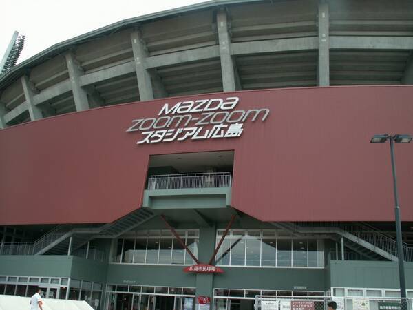 広島 會澤のタックルで審判が転倒 退場レベルのプレー ファンからは賛否 ヤクルト戦でもやってた と指摘も 年7月16日 エキサイトニュース