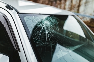 63歳男、前方車のノロノロ運転に立腹しガラスを叩き割る 車内には2歳児も
