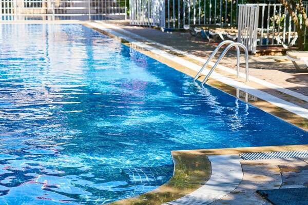 リゾートホテルのプールで男性が溺死 水中の息止め練習が原因も お酒による失敗 の指摘も 21年1月10日 エキサイトニュース