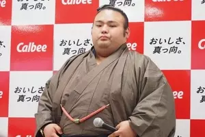 可愛い過ぎる力士 60秒cmに 野崎舞夏星さんのプライベートな側面も 15年10月8日 エキサイトニュース