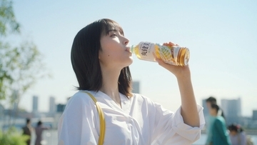 広瀬アリス、撮影中に予想外のハプニング？ リニューアルの『爽健美茶』CMに出演「何を言っているのかわからなく…」