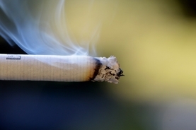 「イライラしていた」53歳無職女、小学生にタバコを投げつけ平手打ちし逮捕