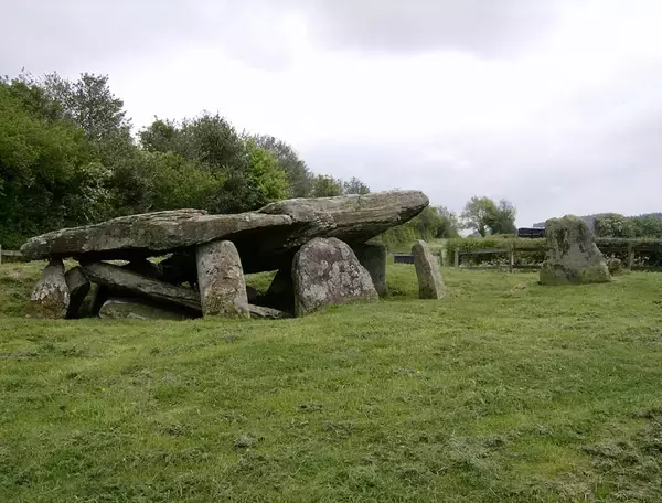 今から約6000年前に築かれた！謎めいた巨石「アーサー王の石」