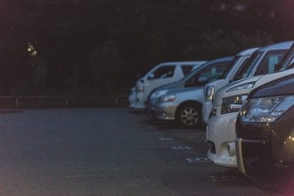 34歳男、コンビニ駐車場で他人の自動車を汚物で汚す 防犯カメラの映像から発覚