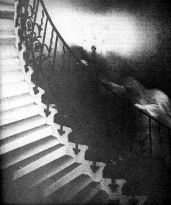 恐怖！ 螺旋(らせん)階段に現れた女性の霊の正体は？