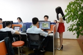 中国企業"セクシー美女チアリーダー"を雇う