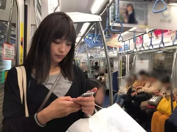 「川口春奈が電車に…実は身近な芸能人たち 他には？」の画像