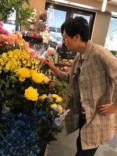 稲垣吾郎、初めて“100均”へ 花のセンスがプロに絶賛され才能開花？