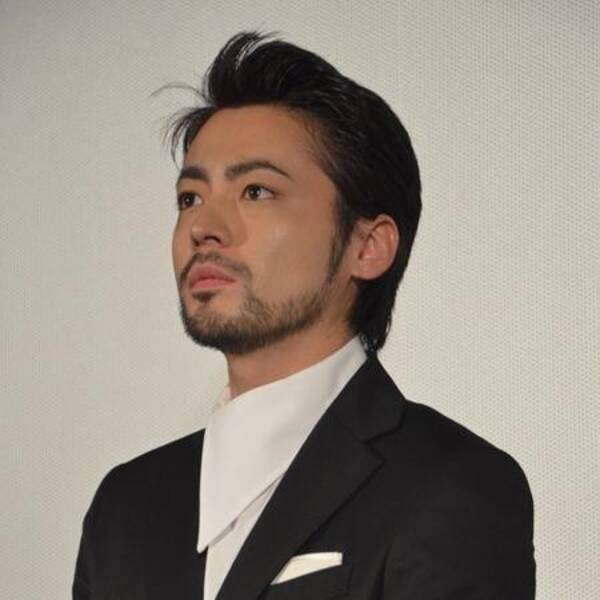 山田孝之 長澤まさみに 自慢の胸毛 を見せつける 二人のやり取りにネットは 最高 18年6月6日 エキサイトニュース